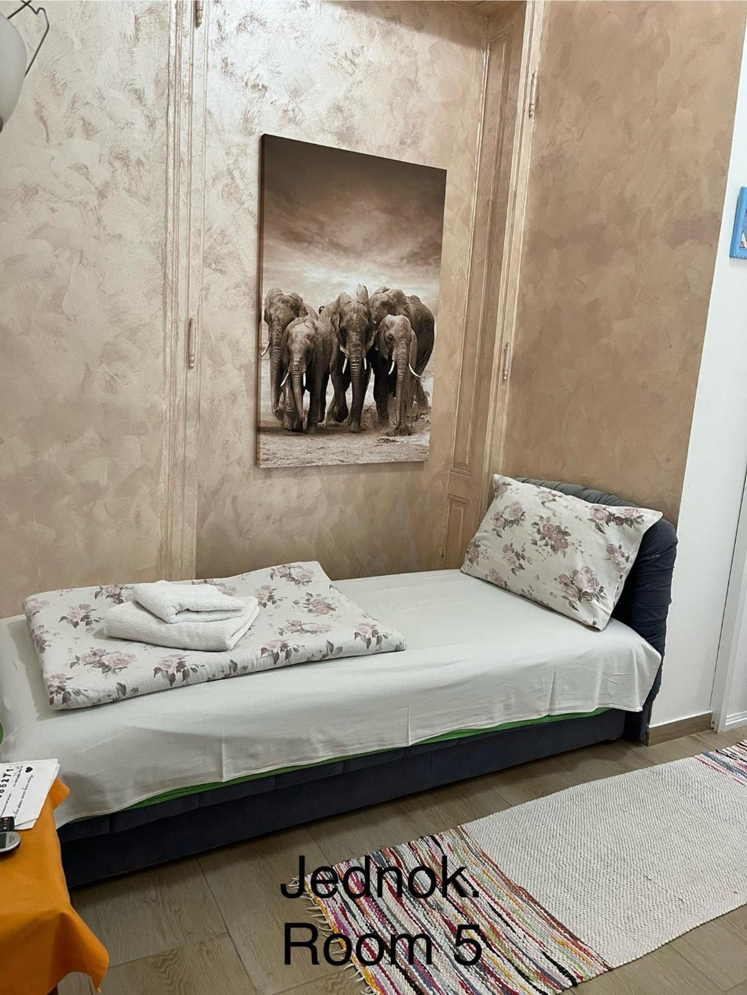 Sobe Sa Sopstvenim Kupatilom Private Rooms Bathroom In Center Novi Sad Exterior photo